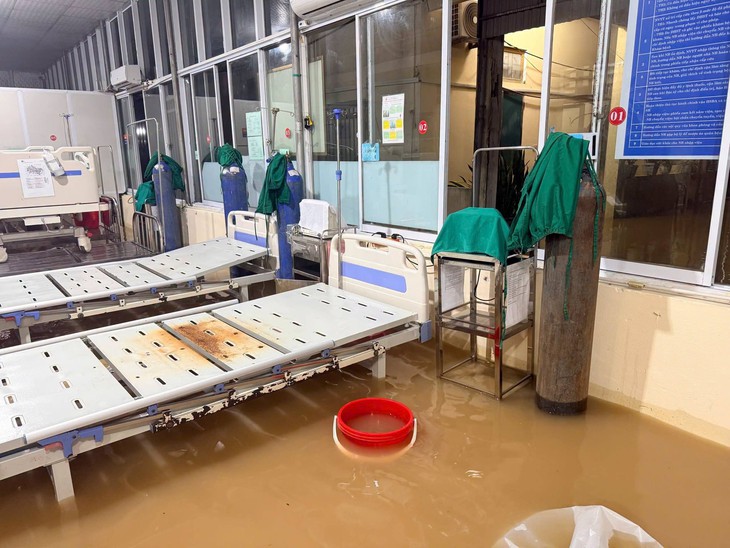 Nước lũ vây bệnh viện, công an dùng thuyền hỗ trợ người bệnh- Ảnh 1.