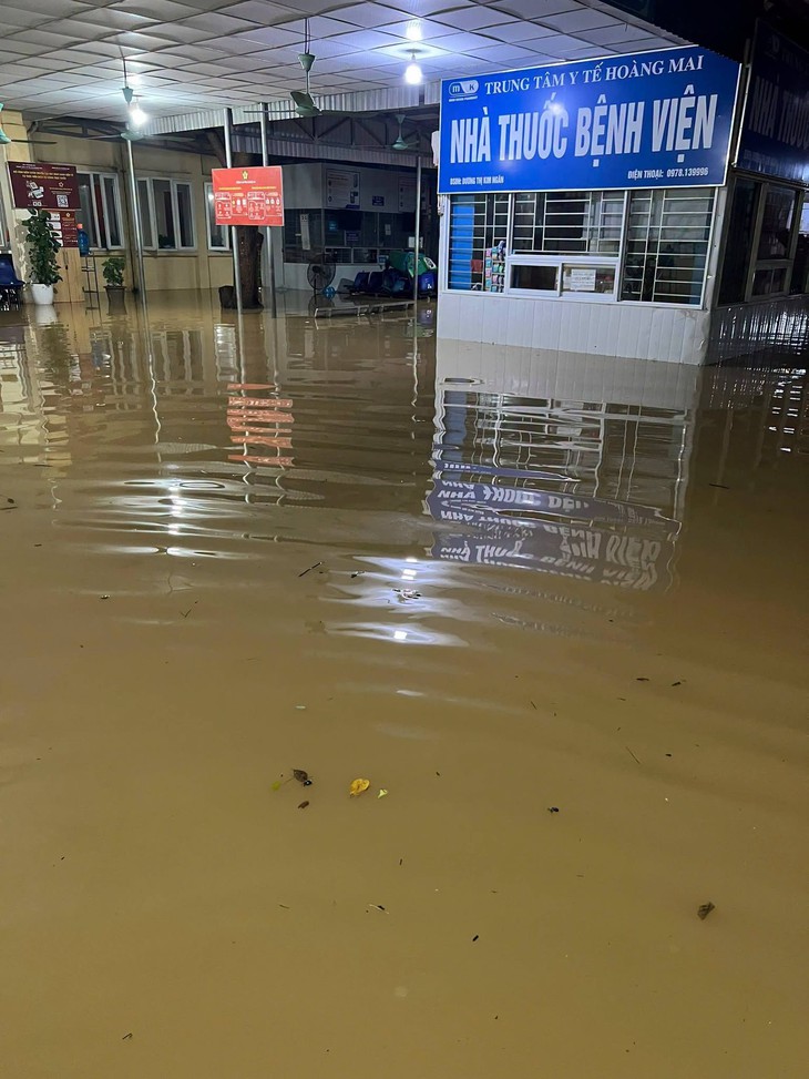 Nước lũ vây bệnh viện, công an dùng thuyền hỗ trợ người bệnh- Ảnh 2.