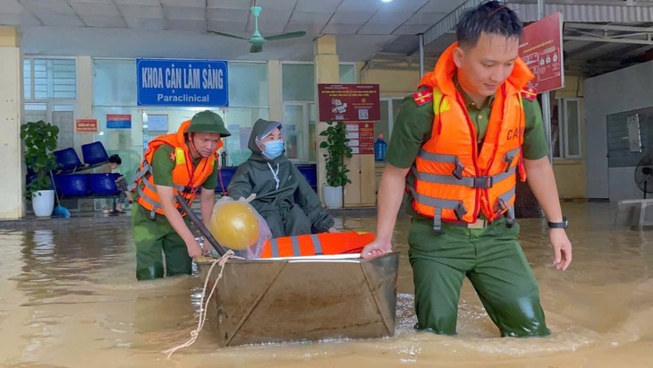 Nước lũ vây bệnh viện, công an dùng thuyền hỗ trợ người bệnh- Ảnh 3.