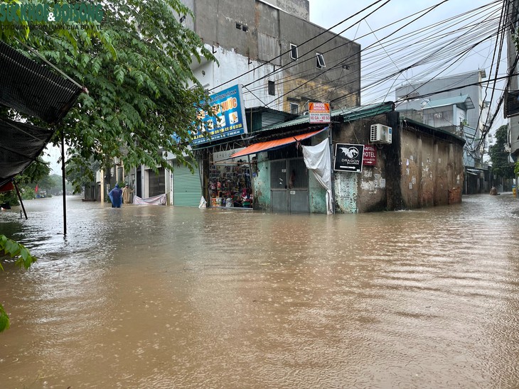 Mưa lớn, nhiều điểm úng ngập, đọng nước, dân Cầu Cốc dùng thuyền di chuyển trên phố- Ảnh 1.