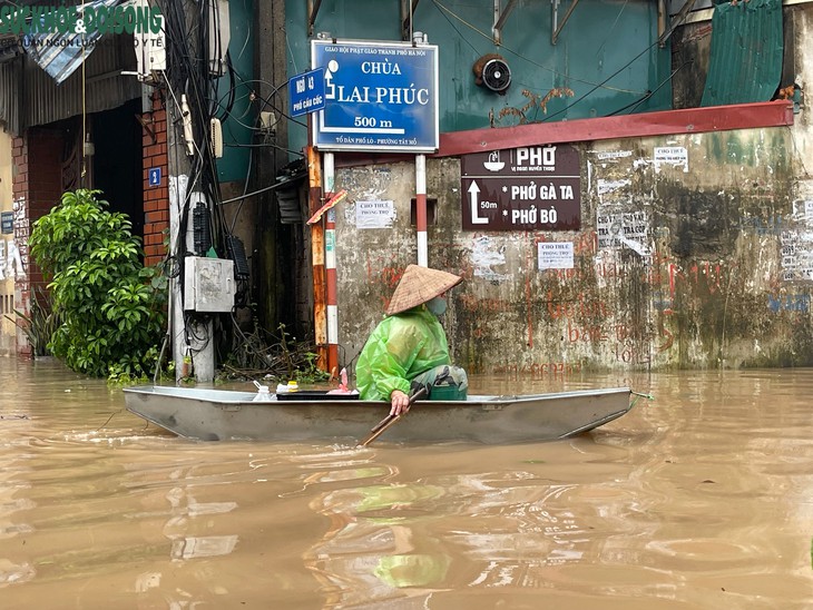 Mưa lớn, nhiều điểm úng ngập, đọng nước, dân Cầu Cốc dùng thuyền di chuyển trên phố- Ảnh 3.