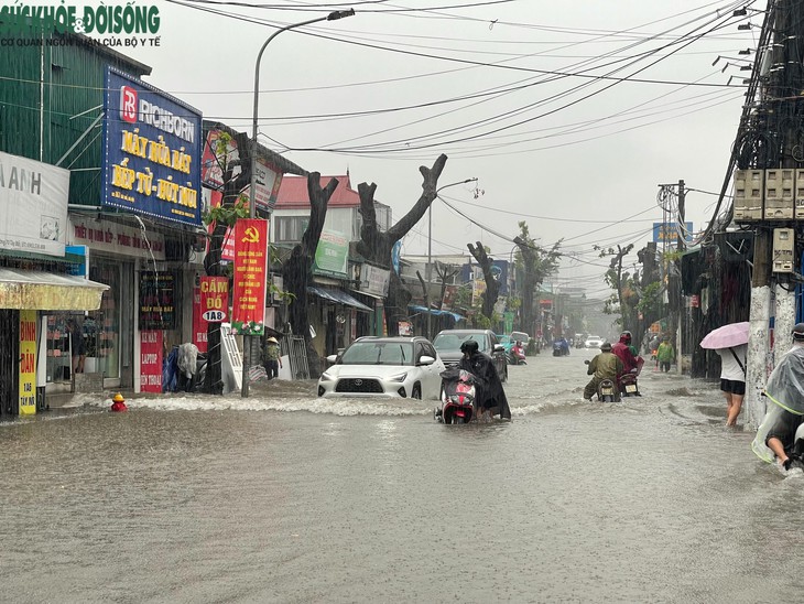 Mưa lớn, nhiều điểm úng ngập, đọng nước, dân Cầu Cốc dùng thuyền di chuyển trên phố- Ảnh 5.