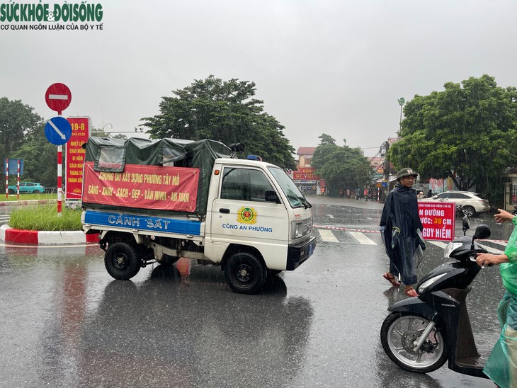 Mưa lớn, nhiều điểm úng ngập, đọng nước, dân Cầu Cốc dùng thuyền di chuyển trên phố- Ảnh 6.