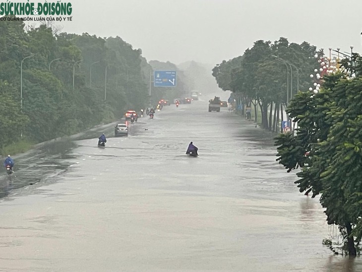 Mưa lớn, nhiều điểm úng ngập, đọng nước, dân Cầu Cốc dùng thuyền di chuyển trên phố- Ảnh 7.