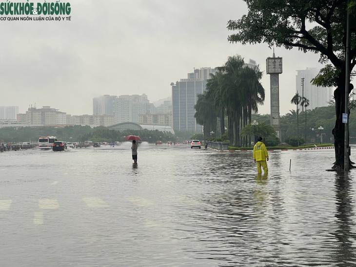 Mưa lớn, nhiều điểm úng ngập, đọng nước, dân Cầu Cốc dùng thuyền di chuyển trên phố- Ảnh 8.
