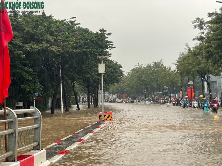 Mưa lớn, nhiều điểm úng ngập, đọng nước, dân Cầu Cốc dùng thuyền di chuyển trên phố- Ảnh 9.