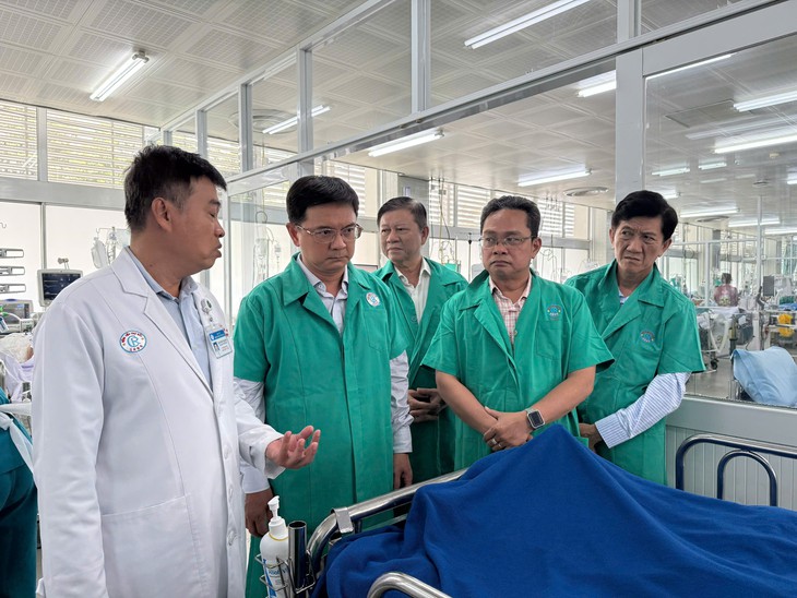 Lãnh đạo TPHCM thăm, động viên 5 nạn nhân vụ cháy ở Chợ Lớn- Ảnh 2.