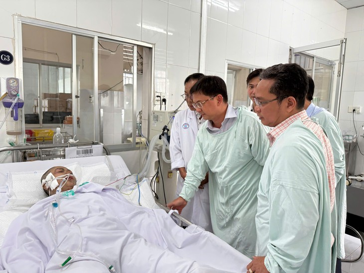 Lãnh đạo TPHCM thăm, động viên 5 nạn nhân vụ cháy ở Chợ Lớn- Ảnh 1.