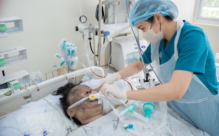 Lãnh đạo TPHCM thăm, động viên 5 nạn nhân vụ cháy ở Chợ Lớn- Ảnh 4.