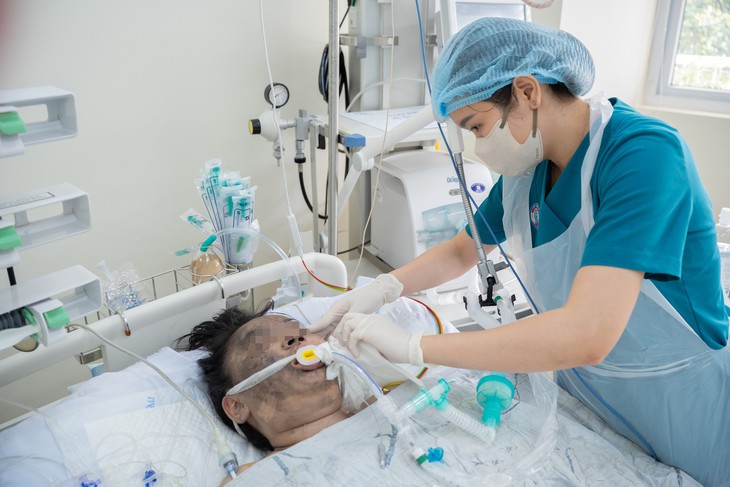 Vụ cháy nhà 7 người thương vong: 4 người bỏng hô hấp, có ca phải nhập ICU - Ảnh 2.