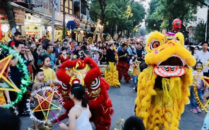 Người làm báo Xứ Nghệ mang "Vầng trăng yêu thương" đến trẻ em vùng biên
- Ảnh 7.