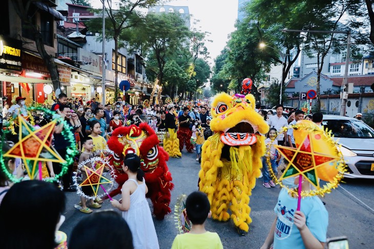 Múa lân, rước đèn, làm đồ chơi dân gian tại Lễ hội Trung thu 2026 - Ảnh 1.