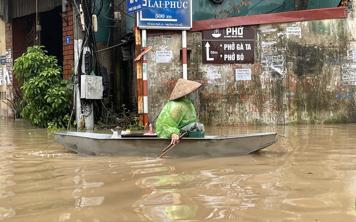 Nước lũ vây bệnh viện, công an dùng thuyền hỗ trợ người bệnh- Ảnh 4.