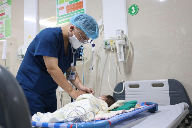 Cấp cứu trẻ 1 tháng tuổi vì người lớn nhỏ nhầm Axit vào miệng - Ảnh 1.