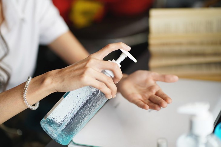 Nên rửa tay bằng xà phòng hay dung dịch sát khuẩn để phòng ngừa dịch bệnh?- Ảnh 1.