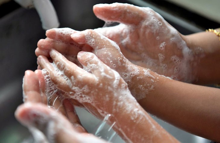 Dung dịch sát khuẩn tay chân miệng cho trẻ nào vừa an toàn, giá cả lại phải - Ảnh 2.