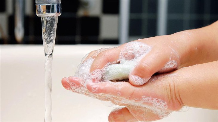 Nên rửa tay bằng xà phòng hay dung dịch sát khuẩn để phòng ngừa dịch bệnh?- Ảnh 4.
