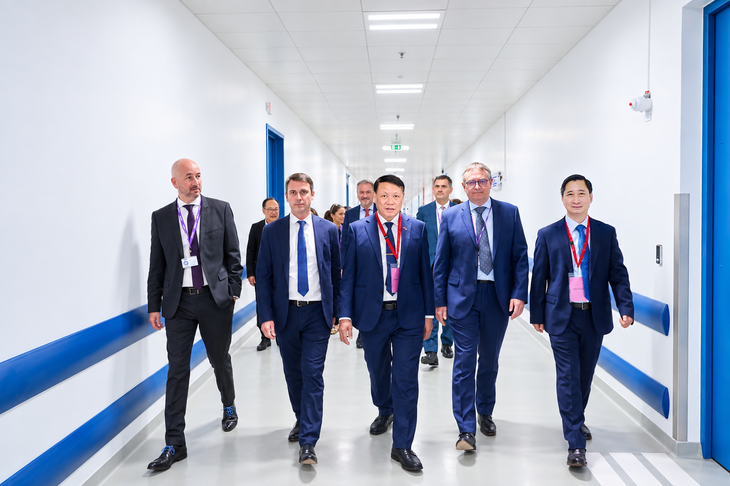 Đoàn Bộ Y tế Việt Nam thăm nhà máy vắc xin hiện đại của Sanofi tại Pháp- Ảnh 1.