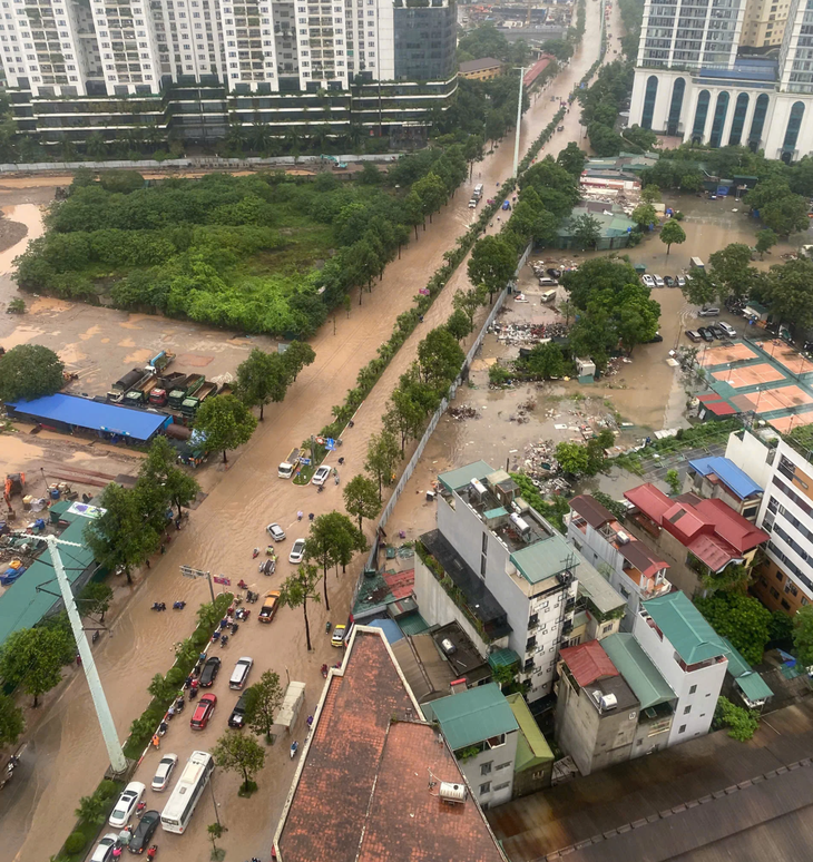 Nhiều trường học ở Hà Nội báo nghỉ, chuyển học trực tuyến do mưa lớn ngập sâu - Ảnh 4.