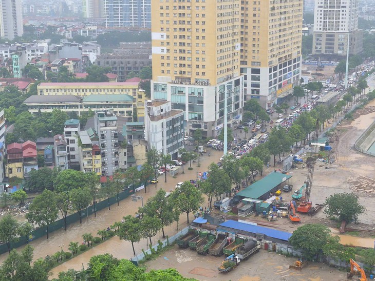 Nhiều trường học ở Hà Nội báo nghỉ, chuyển học trực tuyến do mưa lớn ngập sâu - Ảnh 3.