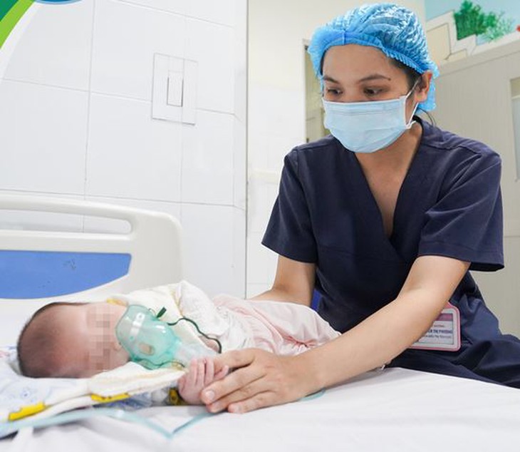 Giảm ho ban đêm cho trẻ bằng cách nào? - Ảnh 1.
