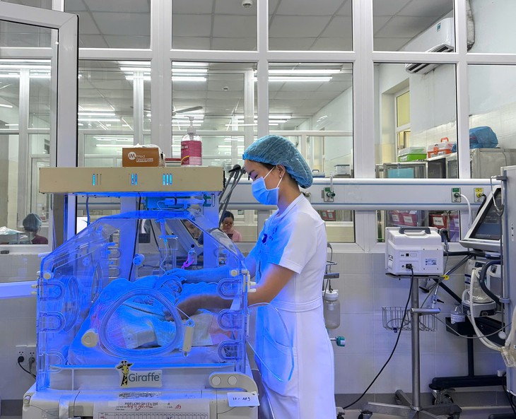 Bệnh viện Sản - Nhi tỉnh Quảng Ngãi nuôi sống thành công 3 trẻ sinh non - Ảnh 1.