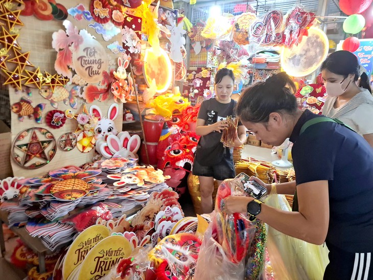 Tiểu thương phấn khởi vì đồ decor mùa Trung thu bán chạy- Ảnh 6.