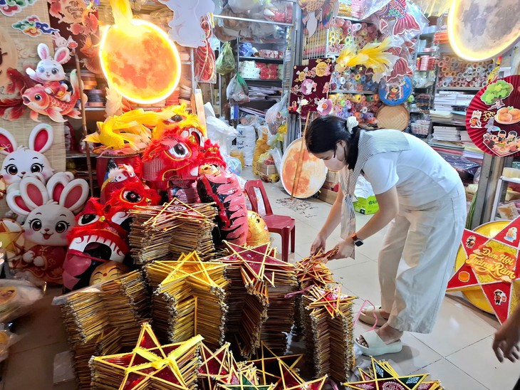 Tiểu thương phấn khởi vì đồ decor mùa Trung thu bán chạy- Ảnh 2.