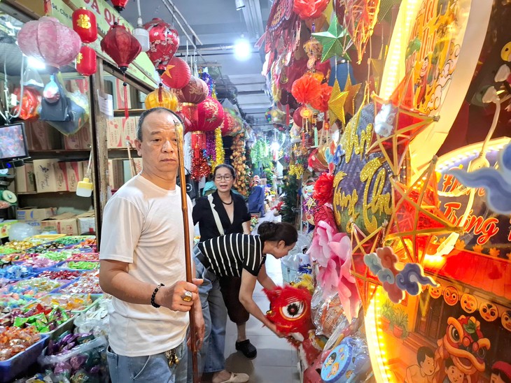 Tiểu thương phấn khởi vì đồ decor mùa Trung thu bán chạy- Ảnh 4.