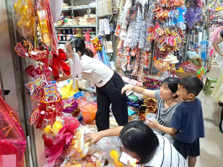 Tiểu thương phấn khởi vì đồ decor mùa Trung thu bán chạy- Ảnh 3.