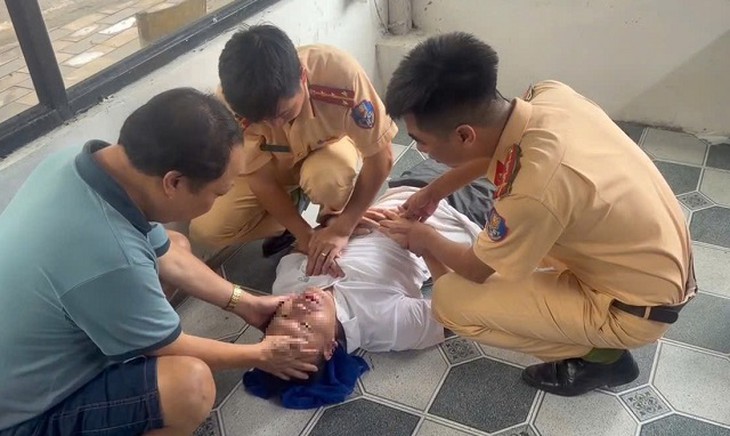 Xúc động hình ảnh CSGT sơ cứu, đưa người đàn ông đột quỵ đến bệnh viện- Ảnh 1.