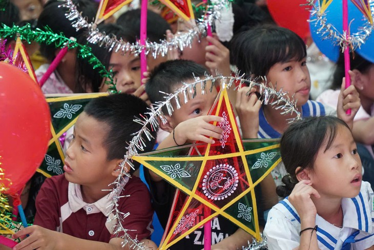 Người làm báo Xứ Nghệ mang "Vầng trăng yêu thương" đến trẻ em vùng biên
- Ảnh 2.