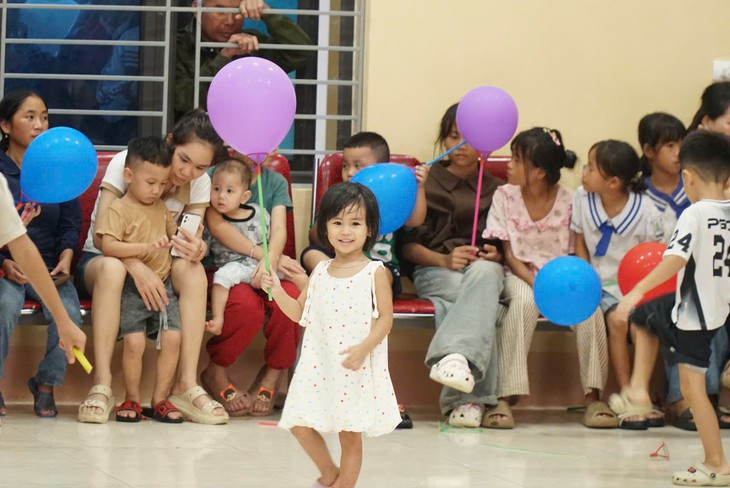 Người làm báo Xứ Nghệ mang "Vầng trăng yêu thương" đến trẻ em vùng biên
- Ảnh 3.