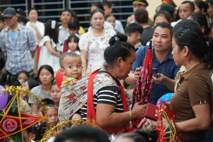 Người làm báo Xứ Nghệ mang "Vầng trăng yêu thương" đến trẻ em vùng biên
- Ảnh 6.