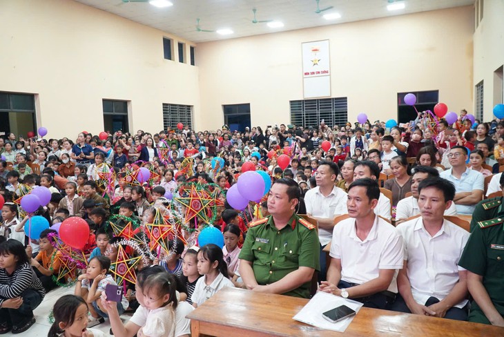 Người làm báo Xứ Nghệ mang "Vầng trăng yêu thương" đến trẻ em vùng biên
- Ảnh 1.
