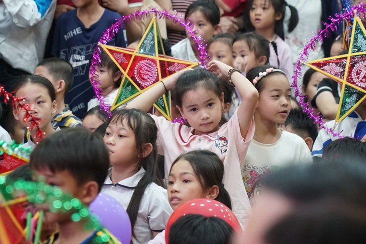Người làm báo Xứ Nghệ mang "Vầng trăng yêu thương" đến trẻ em vùng biên
- Ảnh 4.