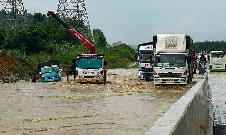 Vẫn còn hơn 40 điểm ngập và sạt lở gây ách tắc giao thông do mưa lũ- Ảnh 1.