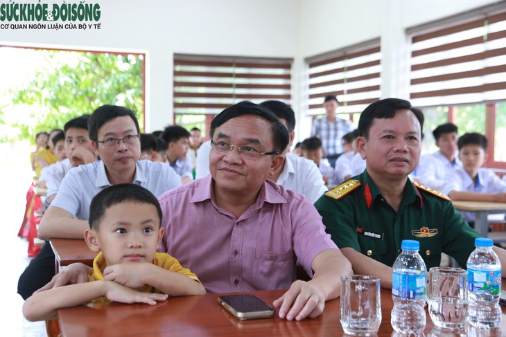 Trao quà trung thu cho trẻ em có hoàn cảnh đặc biệt khó khăn tại Nghệ An- Ảnh 1.