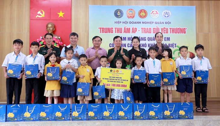 Trao quà trung thu cho trẻ em có hoàn cảnh đặc biệt khó khăn tại Nghệ An- Ảnh 4.