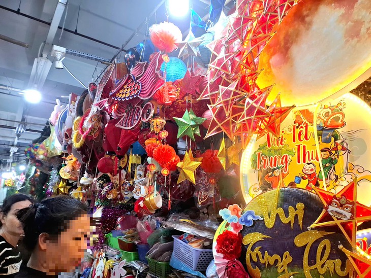 Tiểu thương phấn khởi vì đồ decor mùa Trung thu bán chạy- Ảnh 1.