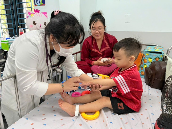 Gần 1/3 ca tay chân miệng nhập viện là ca nặng, bệnh viện dự phòng hơn 100 giường- Ảnh 5.