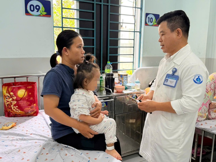 Gần 1/3 ca tay chân miệng nhập viện là ca nặng, bệnh viện dự phòng hơn 100 giường- Ảnh 1.