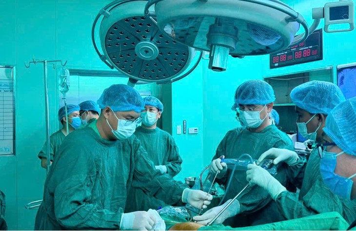 Cùng là ca bệnh khó, vì sao người được chuyển tuyến, người được mổ tại chỗ?- Ảnh 1.