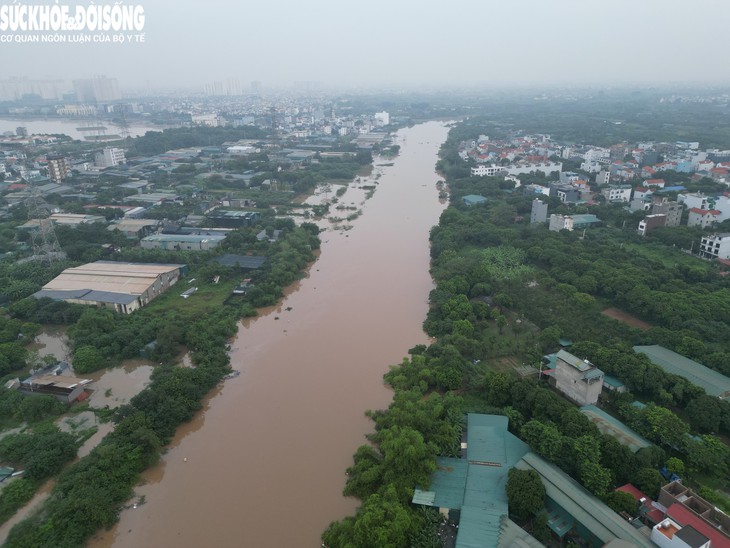 Nước sông dâng cao, cầu nối 2 xã của Hà Nội mất dấu- Ảnh 11.