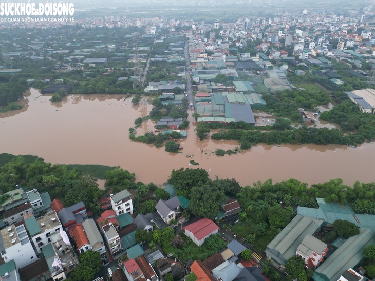 Nước sông dâng cao, cầu nối 2 xã của Hà Nội mất dấu- Ảnh 2.