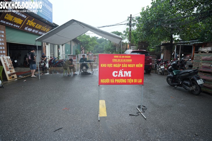 Nước sông dâng cao, cầu nối 2 xã của Hà Nội mất dấu- Ảnh 4.