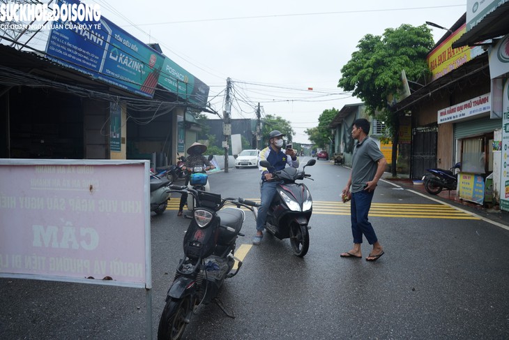 Nước sông dâng cao, cầu nối 2 xã của Hà Nội mất dấu- Ảnh 8.