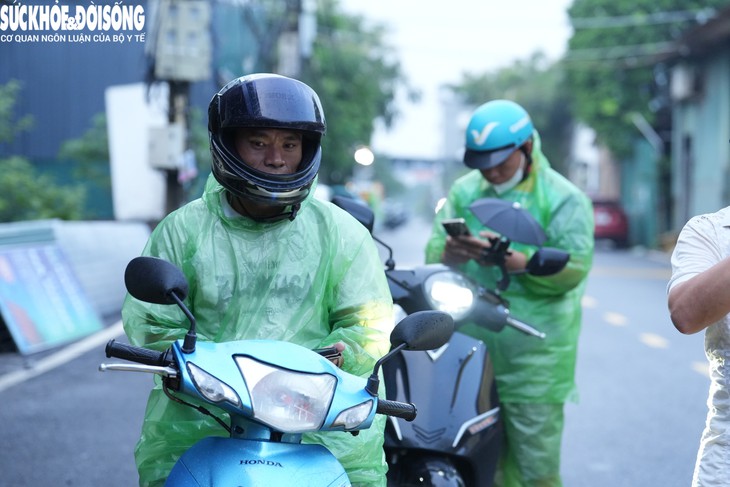 Nước sông dâng cao, cầu nối 2 xã của Hà Nội mất dấu- Ảnh 9.