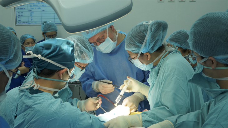 TPHCM lần đầu cấy thành công điện cực thính giác thân não cho trẻ điếc bẩm sinh- Ảnh 1.