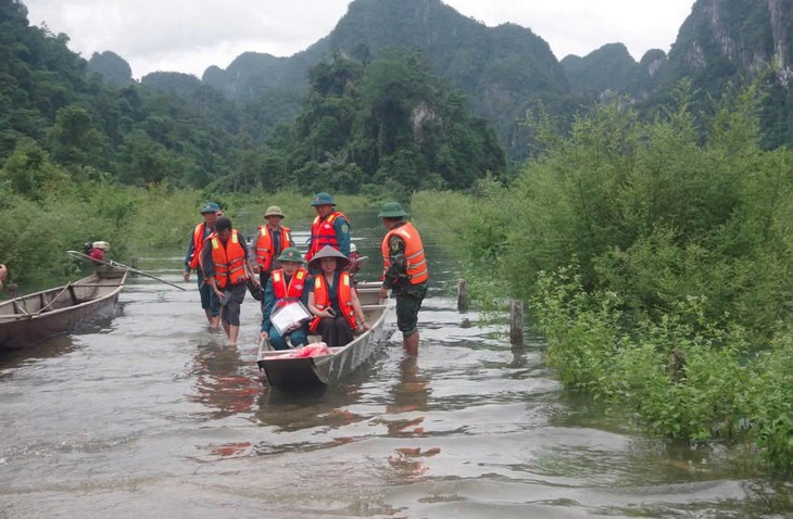Giáo viên vùng cao vượt lũ vào bản với học trò- Ảnh 1.